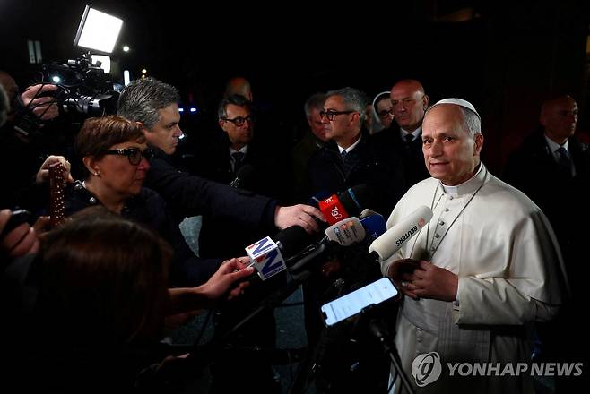 취재진 만난 교황 레오 14세 [로이터=연합뉴스. 재판매 및 DB 금지]