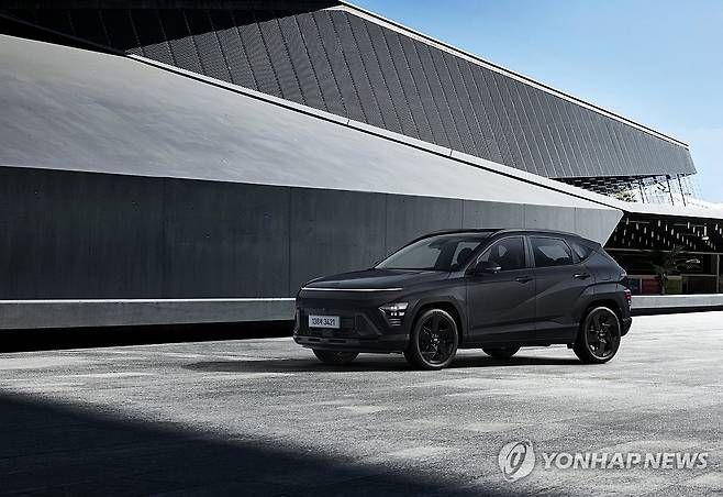 현대자동차, '2027 코나' 출시 (서울=연합뉴스) 현대자동차가 대표 소형 SUV '2027 코나'를 7일 출시하고 본격적인 판매에 돌입한다고 밝혔다. 사진은 전용 블랙 휠이 새롭게 적용된 2027 코나 '블랙 익스테리어'. 2026.4.7 [현대자동차·기아 제공. 재판매 및 DB 금지] photo@yna.co.kr
