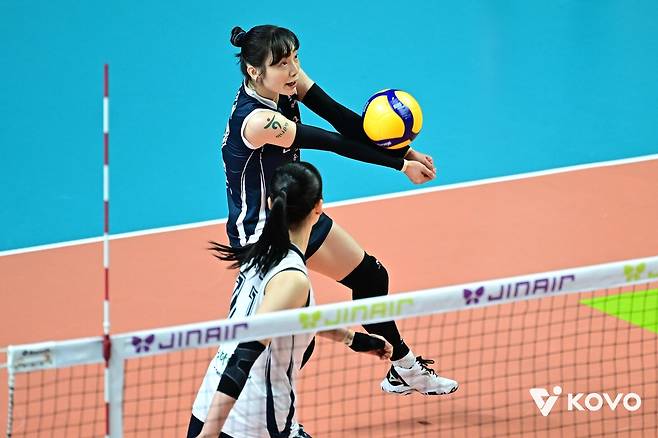 리시브하는 한국도로공사의 리베로 문정원(뒤쪽)  [한국배구연맹 제공. 재판매 및 DB 금지]