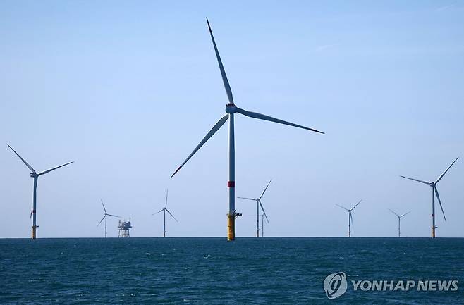 프랑스 연안에 설치된 풍력 터빈들 [로이터 연합뉴스 자료사진. 재판매 및 DB 금지. 기사 내용과 직접 관련 없음]