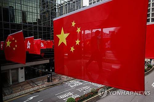 홍콩 거리에 내걸린 중국 국기 [로이터 연합뉴스 자료사진]