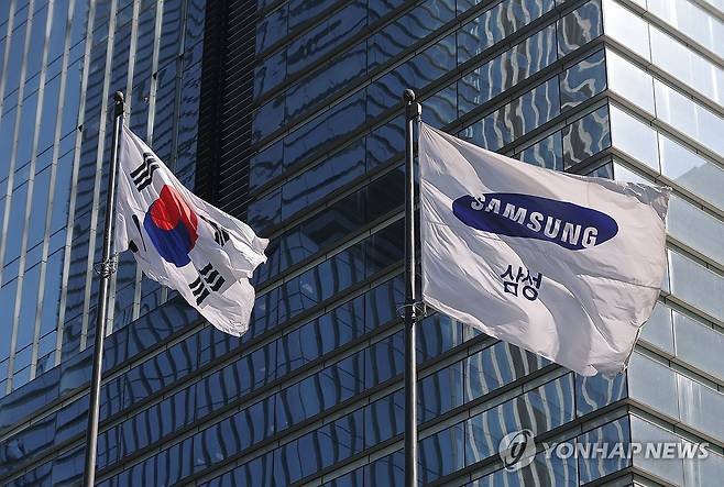 역대 최대 실적 기록한 삼성전자 (서울=연합뉴스) 류영석 기자 = 삼성전자가 올해 1분기 매출액 133조원, 영업이익은 지난해 동기보다 755% 증가한 57조2천억원으로 역대 최대 실적을 기록했다. 지난해 4분기 매출 93조원, 영업익 20조원으로 최대 실적 기록을 세운 데 이어 이번에도 깜짝 실적으로 2분기 연속 기록 경신 행진을 이어갔다.
사진은 7일 서울 서초구 삼성전자 사옥 모습. 2026.4.7 ondol@yna.co.kr