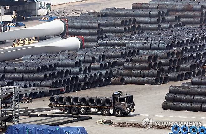 평택항에 쌓여있는 철강 제품 (평택=연합뉴스) 홍기원 기자 = 지난 3일 경기도 평택항에 철강 제품이 쌓여있는 모습. 2026.4.3 xanadu@yna.co.kr