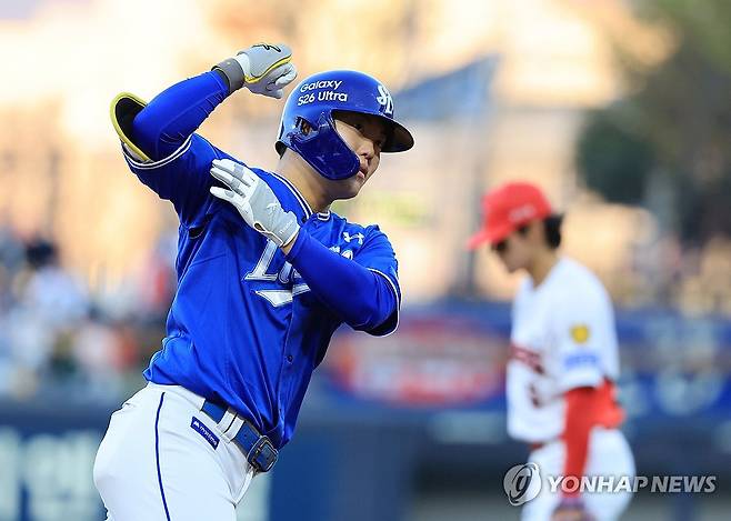홈런 세리머니 하는 류지혁 (광주=연합뉴스) 조남수 기자 = 7일 광주기아챔피언스필드에서 열린 프로야구 삼성 라이온즈와 KIA 타이거즈의 경기. 삼성 류지혁이 1회초 1사에서 우월 솔로 홈런을 치고 3루를 돌며 세리머니하고 있다. 2026.4.7 iso64@yna.co.kr