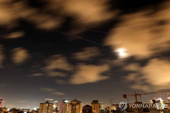 이스라엘 하늘에 포착된 로켓 궤적 [AFP=연합뉴스. 재판매 및 DB금지]