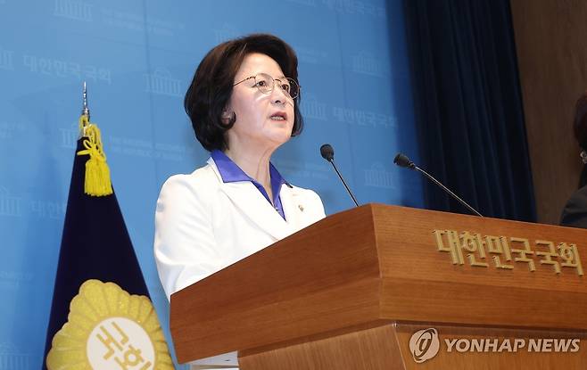 기자회견 하는 추미애 (서울=연합뉴스) 배재만 기자 = 더불어민주당 추미애 경기도지사 후보가 8일 국회 소통관에서 기자회견을 열고 있다. 2026.4.8 scoop@yna.co.kr