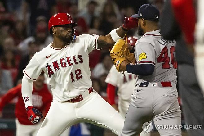 난투극을 벌인 솔레어(왼쪽)와 로페스(오른쪽) [AP=연합뉴스]