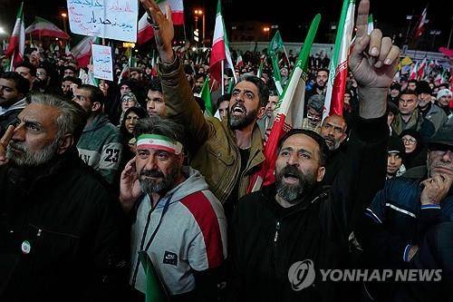 미-이란 2주간 합의 발표 이후 테헤란 광장 모인 친정부 시위대 [AP=연합뉴스 자료사진]