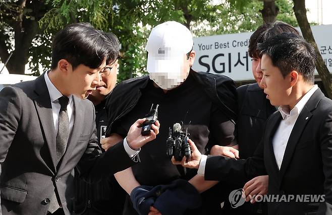 법정으로 향하는 살인 및 시신유기 혐의 40대 [연합뉴스 자료사진]