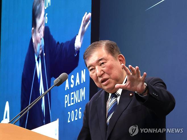 질문에 답하는 이시바 전 총리 (서울=연합뉴스) 최재구 기자 = 이시바 시게루 전 일본 총리가 8일 서울 그랜드하얏트서울에서 열린 아산플래넘2026 개회식에서 기조연설을 마치고 질문에 답하고 있다. 2026.4.8 jjaeck9@yna.co.kr