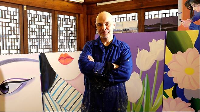 작품 배경으로 포즈 취한 르글리즈 (안동=연합뉴스) 이세영 기자 = 경북 안동 하회마을 락고재에 있는 작업실에서 프레드릭 르글리즈가 연합뉴스와 인터뷰하며 포즈를 취했다. 2026.3.31 seva@yna.co.kr