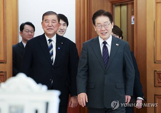 이재명 대통령과 이시바 전 총리 (서울=연합뉴스) 한상균 기자 = 이재명 대통령과 이시바 시게루 전 일본 총리가 8일 오찬을 위해 청와대 인왕실로 입장하고 있다. 2026.4.8 xyz@yna.co.kr