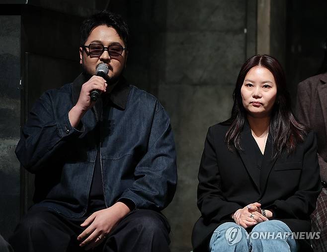 뮤지컬 '헤이그' 기자간담회 (서울=연합뉴스) 이재희 기자 = 8일 서울 대학로 놀유니플렉스에서 열린 뮤지컬 '헤이그' 언론 공개회에서 프로듀서로 참여한 그룹 god의 김태우가 인사말을 하고 있다. 오른쪽은 박지혜 연출가. 2026.4.8 scape@yna.co.kr