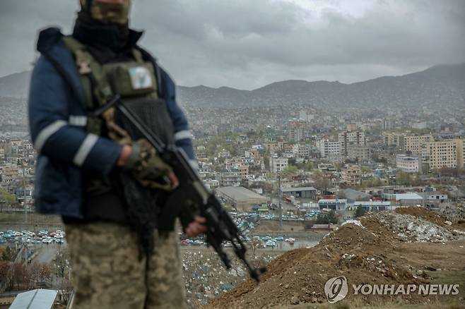 아프가니스탄 카불에서 순찰 중인 탈레반 군인 [EPA 연합뉴스]