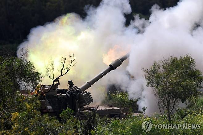 레바논 남부를 향해 발포하는 이스라엘 군 [EPA 연합뉴스 자료사진 재판매 및 DB 금지]
