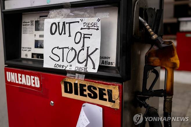 필리핀 주유소의 '경유 품절' 표시 필리핀 북부 루손섬 벵게트주의 한 주유소에 '경유 품절' 표시가 붙어 있다.
[로이터 연합뉴스 자료사진. 재판매 및 DB 금지]