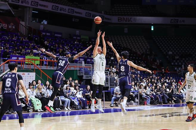 DB 엘런슨(가운데)의 슛 [KBL 제공. 재판매 및 DB 금지]