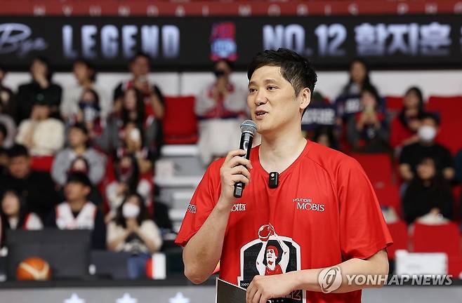 은퇴 인사하는 함지훈 (울산=연합뉴스) 김용태 기자 = 프로농구 울산 현대모비스의 함지훈이 8일 울산 동천체육관에서 창원 LG와의 경기 후 열린 자신의 은퇴식에서 감사 인사를 하고 있다. 2026.4.8 yongtae@yna.co.kr