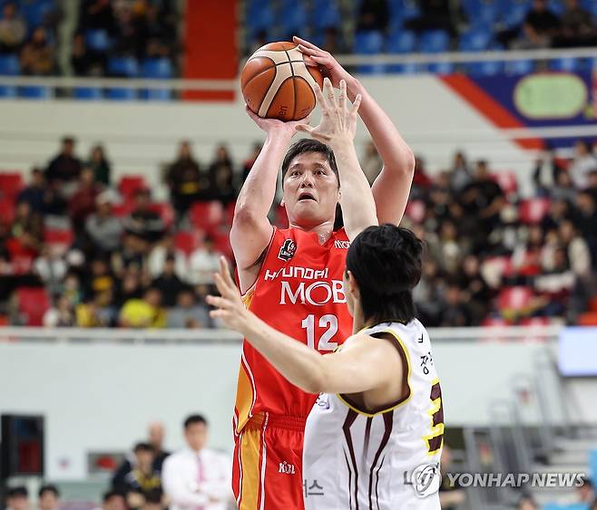 함지훈 '슛' (울산=연합뉴스) 김용태 기자 = 8일 울산 동천체육관에서 열린 2025-2026 LG 전자 프로농구 울산 현대모비스와 창원 LG의 경기에서 현대모비스 함지훈이 슛하고 있다. 2026.4.8 yongtae@yna.co.kr