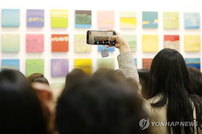 화랑미술제 개막 (서울=연합뉴스) 신준희 기자 = 8일 서울 강남구 코엑스에서 열린 화랑미술제를 찾은 관람객들이 미술 작품을 감상하고 있다.  2026.4.8 hama@yna.co.kr