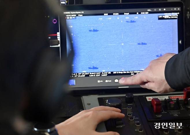 지난 6일 오후 4시30분께 중부광역구역을 순찰중인 해양경찰청 고정익 항공기 CN-235의 고성능 카메라에 한중잠정조치구역에서 조업중인 중국어선들이 포착되고 있다. 2026.4.6 /김용국기자 yong@kyeongin.com