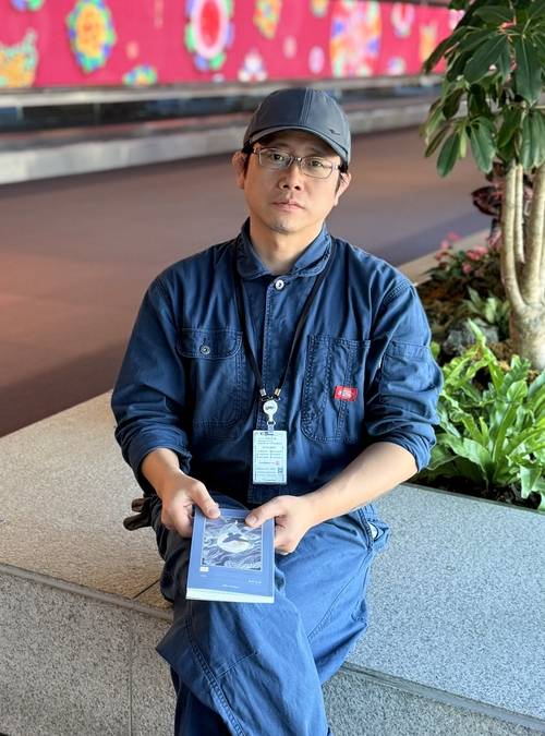 자신의 두 번째 시집 ‘밤의 공항’을 펴낸 이원석 시인을 지난 8일 인천 부평구의 한 카페에서 만났다. 이원석 시인은 “다양한 스펙트럼의 시를 보여드리고 싶었다”고 말했다. 2026.4.8 /이원석 시인 제공