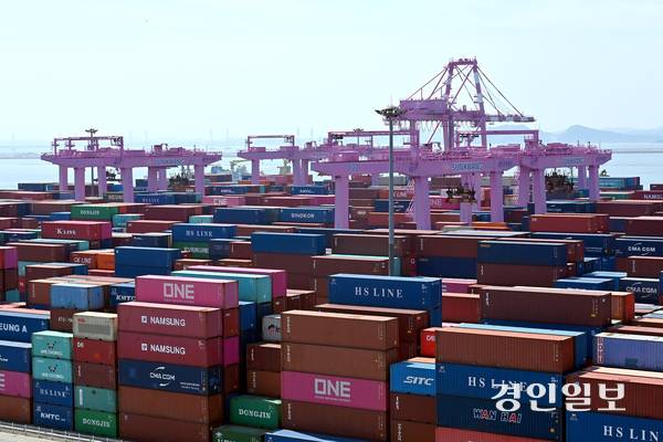중동 전쟁 영향으로 해상 운임이 급등하면서 인천항 컨테이너 물동량이 크게 감소한 것으로 나타났다. 사진은 하역 작업을 진행 중인 인천 신항 컨테이너 터미널 전경. /경인일보DB