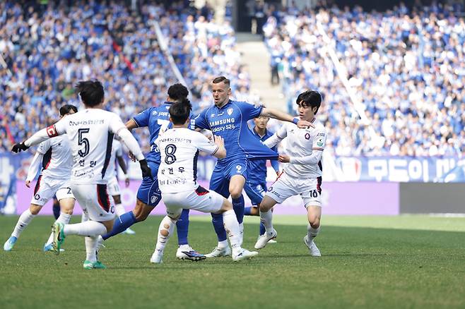 수원월드컵경기장에서 열린 K리그2 6라운드 경기서 수원 삼성 일류첸코와 충북청주의 허승찬 등이 볼 다툼을 하고 있다. 사진=한국프로축구연맹