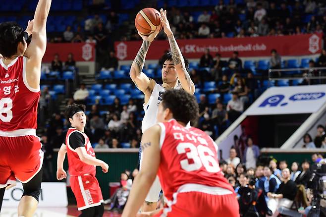 지난달 25일 서울잠실학생체육관에서 열린 2025~2026 LG전자 프로농구 정규리그 서울 SK와의 원정 경기서 소노 켐바오가 슛을 시도하고 있다. 사진=KBL