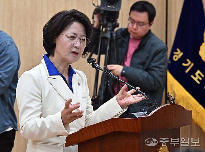 더불어민주당 추미애 경기도지사 후보가 지난 8일 오전 수원시 경기도의회에서 열린 기자회견에서 취재진 질문에 답하고 있다. 김경민기자