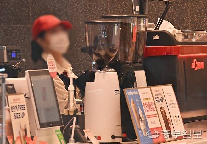 한 카페 아르바이트생이 음료 3잔을 무단으로 가져간 혐의로 점주로부터 업무상 횡령 혐의로 고소당한 사건을 계기로 자영업자들 사이에서는 아르바이트생의 취식을 어디까지 허용해야 하는지를 두고 논의가 이어지는 가운데 7일 오전 수원시내 한 매장에서 아르바이트생이 업무를 보고 있다. 김경민기자
