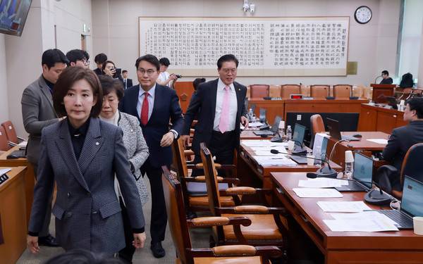 8일 국회에서 열린 법제사법위원회 전체회의에서 국민의힘 나경원 의원 등&nbsp;법사위원들이 증인 고발의 건 처리에 반대하며 퇴장하고 있다. 2026.4.8 [사진=연합뉴스]