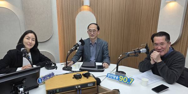 류권홍 변호사(가운데), 박상병 시사평론가(오른쪽), 박주언 앵커 2026.4.9 [경인방송 시사뉴스팀]