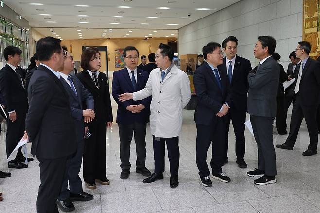 국회 윤석열 정권 정치검찰 조작기소 의혹 사건 진상규명 국정조사특별위원회가 9일 '연어 술 파티', '진술 회유 의혹' 검증을 위해 수원지검을 현장 방문해 대화하고 있다./연합뉴스