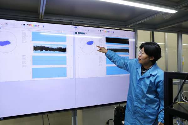 기계연 최지연 책임연구원이 에프세타렌즈의 변이량 측정값에 대해 설명하는 모습