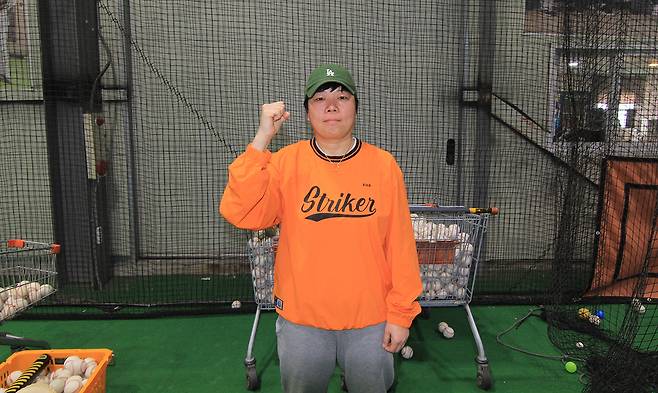 박경진 스윙이글스 감독이 인터뷰에 앞서 포즈를 취하고 있다. /사진=주홍철 기자