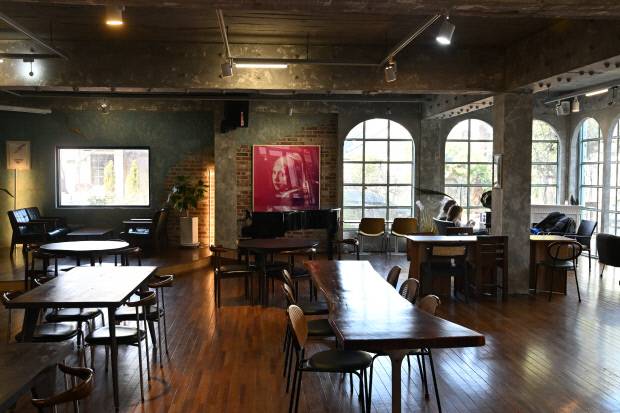 ‘10년후 그라운드’ 1층 카페. 전시와 일상이 함께 어우러지는 공간이다. /최현배 기자 choi@kwangju.co.kr