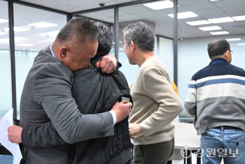 ◇민주당 속초시장 후보에 김철수 예비후보가 공천된 가운데 9일 도당 사무실에서 후보자 대리인들이 끌어안고 있다. 신세희기자