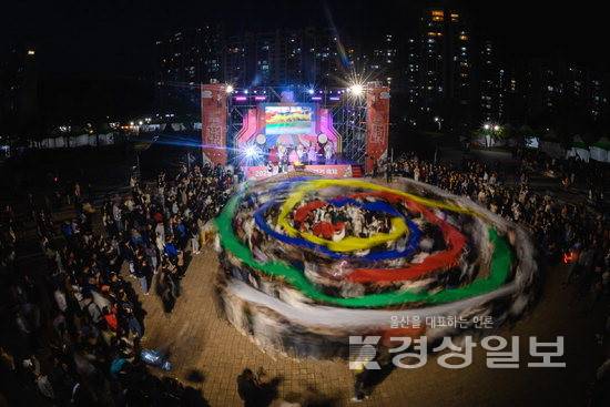 ▲ 제22회 울산쇠부리축제가 오는 5월8일부터 10일까지 사흘간 달천철장과 북구청 광장에서 '뜨거운 두드림! 불꽃으로 피어나라!'를 슬로건으로 열린다. 사진은 지난해 개막식 장면.