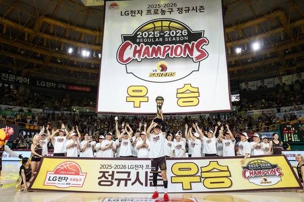 창원LG 선수단이 5일 창원체육관에서 경기 종료 직후 우승 세리머니를 하고 있다. /KBL