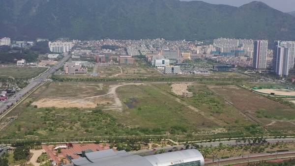 20년 넘게 방치된 부산대 양산캠퍼스 유후부지 등과 같은 현안사업이 양산시 승격 30주년을 맞도록 제자리걸음이다. 사진은 양산캠퍼스 전경. /양산시