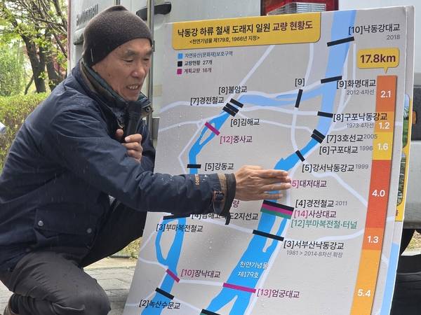 박중록 낙동강하구지키기전국시민행동 공동집행위원장이 9일 오전 창원시 성산구 신월동 낙동강유역환경청 정문 앞에서 열린 환경단체 기자회견에서 낙동강하구 다리 건설 사업 문제를 설명하고 있다. /최석환 기자