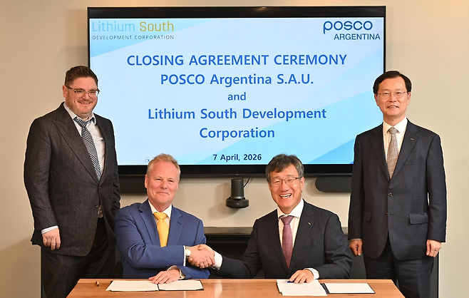 포스코홀딩스가 현지시간 7일 아르헨티나 부에노스아이레스에서 리튬 사우스(Lithium South, LIS)사와 ‘옴브레 무에르토 노스’ 염호 광권 인수 계약을 마무리했다. (사진 왼쪽부터) 크리스토퍼 체리(Christopher P. Cherry) 리튬 사우스 CFO, 에이드리안 홉커크(Adrian Hobkirk) 리튬 사우스 CEO, 박현 포스코아르헨티나 법인장, 이주태 포스코홀딩스 대표이사 사장. /포스코홀딩스 제공
