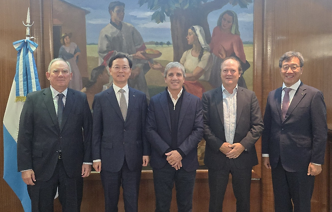 포스코홀딩스가 현지시간 7일 아르헨티나 부에노스아이레스에서 루이스 카푸토(Luis Caputo) 연방 경제부 장관과 면담을 갖고 현지 리튬 사업 협력 방안을 논의했다. (사진 왼쪽부터) 루이스 루쎄로(Luis Lucero) 연방 경제부 광업차관, 이주태 포스코홀딩스 대표이사 사장, 루이스 카푸토 연방 경제부 장관, 다니엘 곤살레스(Daniel González) 연방경제부 선임차관(RIGI 위원장), 박현 포스코아르헨티나 법인장. /포스코홀딩스 제공