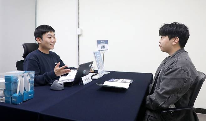ICT반도체전자계열 재학생이 인사담당자와 상담을 하고 있다./영남이공대 제공