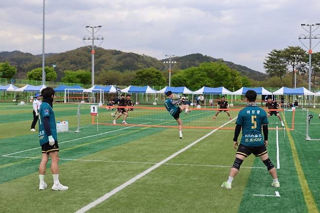 ▲ 지난해 영강체육공원 족구장에서 열린 '문경새재배 동호인초청 족구대회'에서 참가 선수들이 박진감 넘치는 경기를 펼치고 있다.