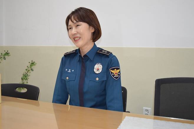 ▲ 강현숙 석적지구대장이 9일 민관협력치안을 강조하면서 치안상황을 설명하고 있다. 박태정 기자