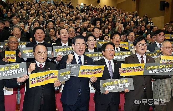 김영록 전남지사, 강기정 광주시장이 25일 서울 국회에서 5·18단체, 시민단체 등 참석자들과 5·18정신 헌법전문 수록 국회 개헌특별위원회 구성 및 개헌 발의를 촉구하는 결의를 하고 있다. 전남도 제공