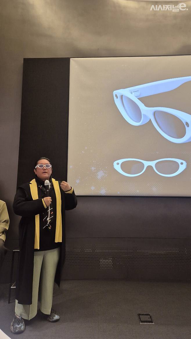 최용호 대표가 AI 글라스에 대해 소개하고 있다. / 사진=한다원 기자