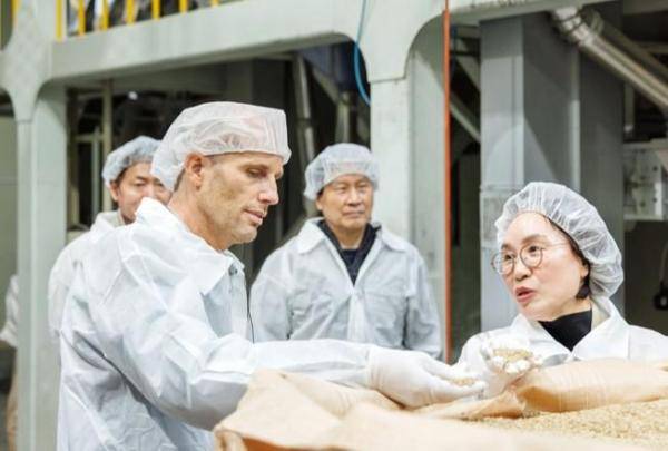 해럴드 로저스 쿠팡 임시대표가 중소제조사 상품 공정 시설을 둘러보고 있다 사진쿠팡